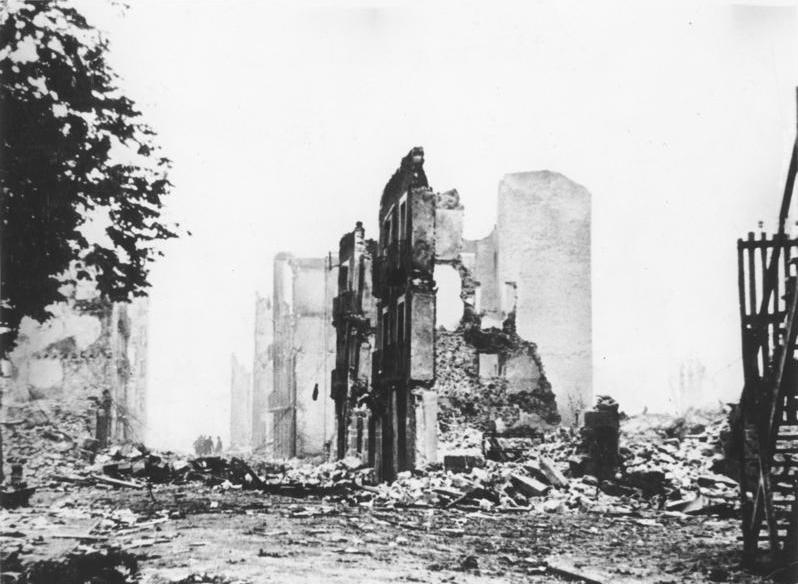 Guernica tras el bombardeo (1937)