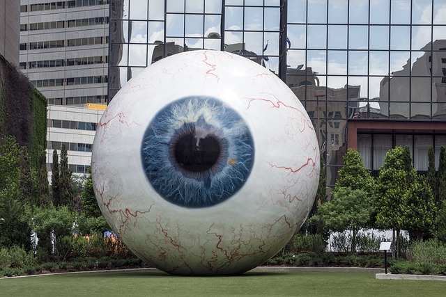 Monumento globo ocular gigante.
