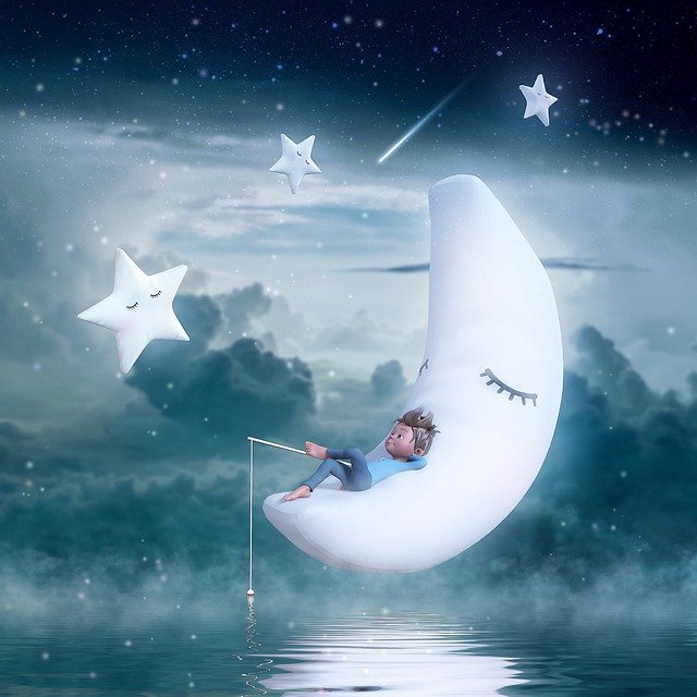 niño tumbado sobre una luna pescando en el mar