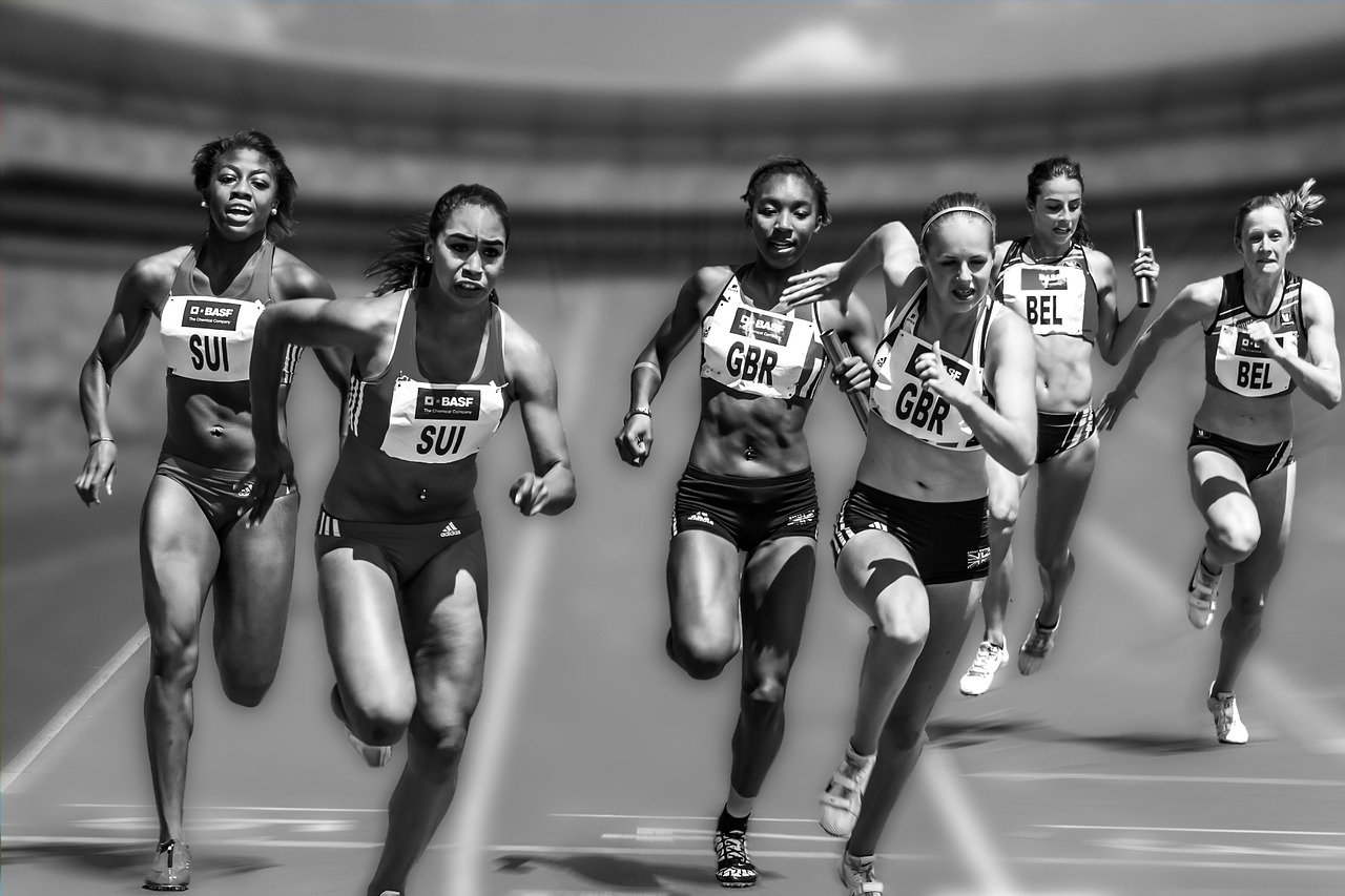 Mujeres participando en una carrera de atletismo