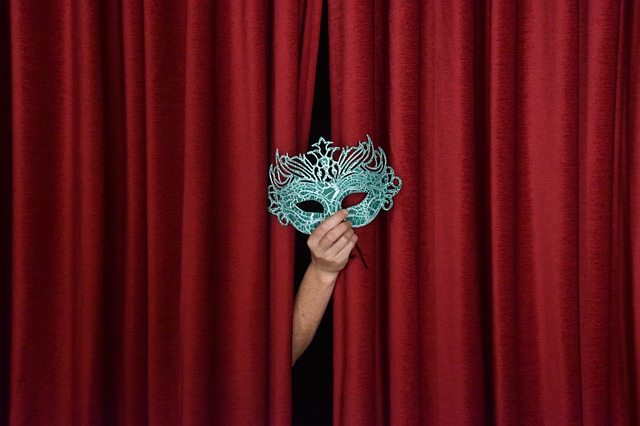 Telón de teatro con máscara veneciana.
