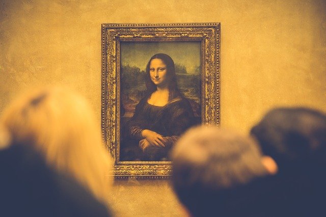 La mona lisa de Leonardo da Vinci contemplada por unos visitantes del museo. 