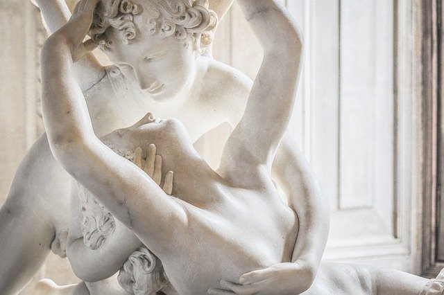 Escultura de Eros y Psique a punto de besarse.