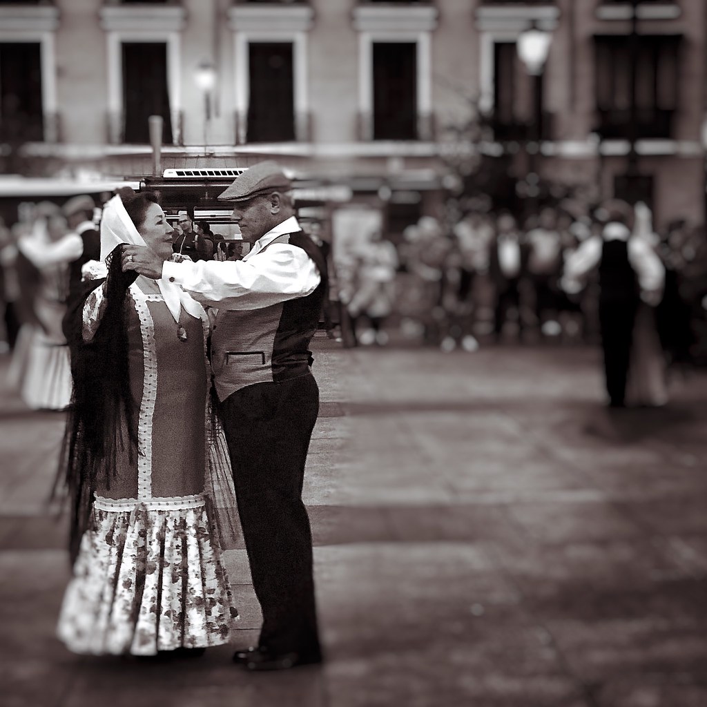 Una pareja de chulapos madrileños bailan un chotis.