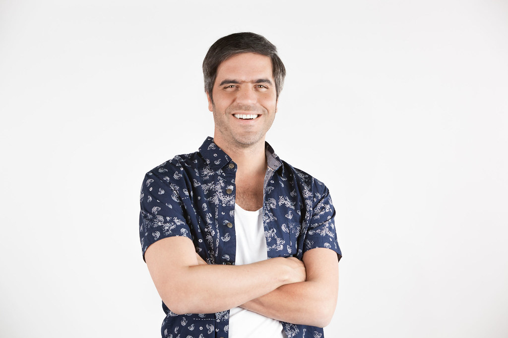 El actor Ernesto Sevilla sonriendo.