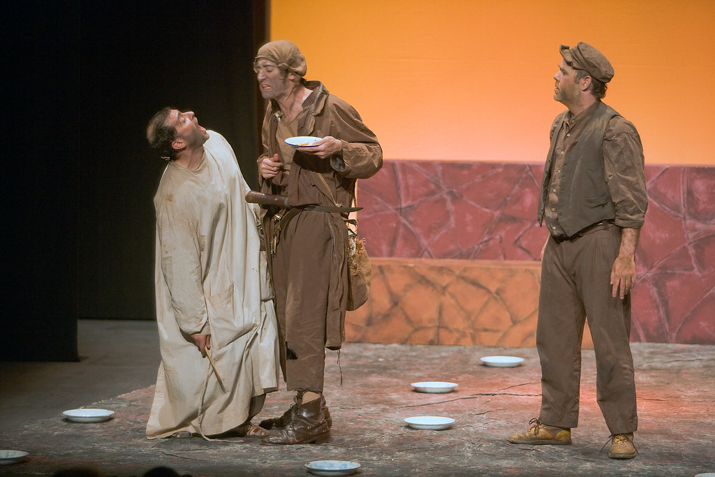 Tres personajes en escena representando un paso de Lope de Rueda en el Festival de teatro de Almagro