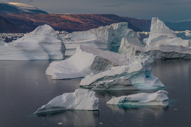 Fotografía de un conjunto de glaciares en medio del mar.
