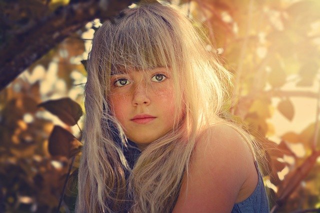 Fotografía de una joven rubia con un flequillo muy marcado