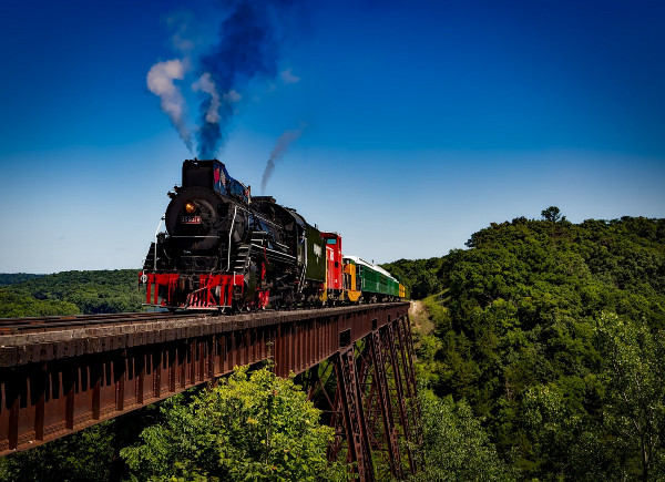 Fotografía de un tren antiguo sobre un puente de hierro