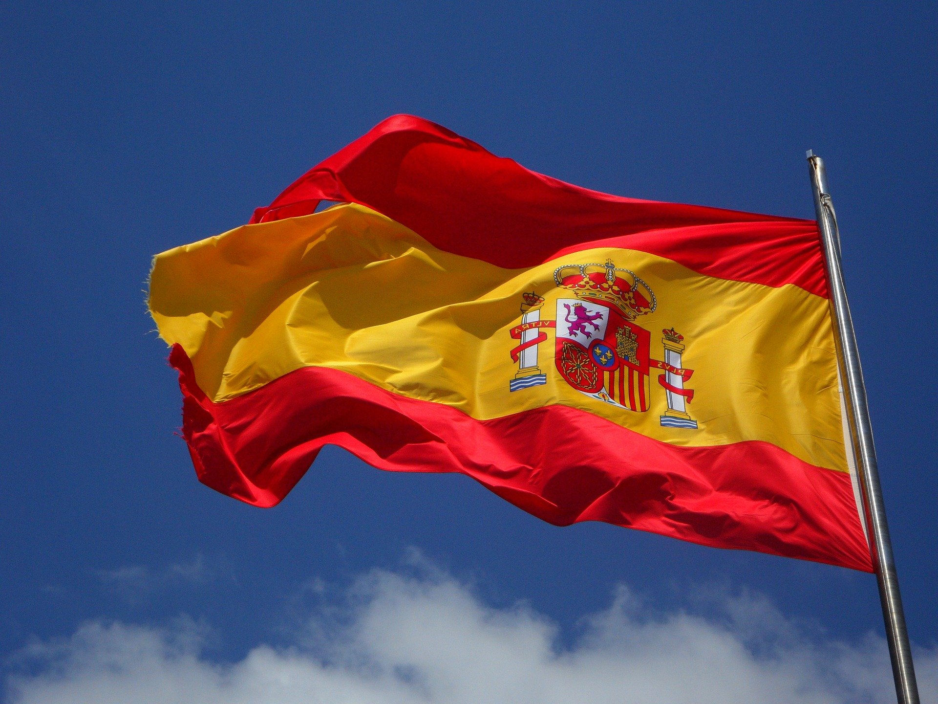 Bandera de España ondeando al aire