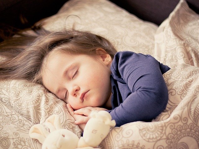 Fotografía de una niña pequeña durmiendo.