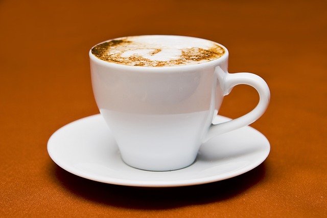 Fotografía de una taza de color blanco con un contenido en su interior similar al café