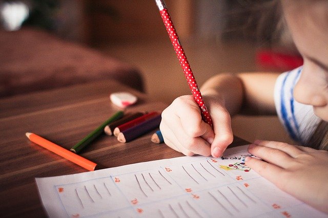 Fotografía de un niño escribiendo en un cuaderno
