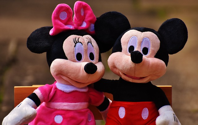 Fotografía de dos peluches correspondientes a los personajes de Disney, Muckey y Minnie