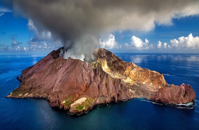 Fotografía aérea de un volcán en erupción con mucho humo