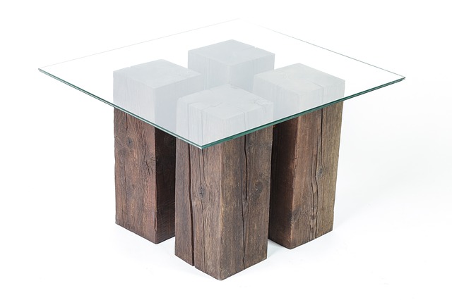 Fotografía de una mesa cuadrada de cristal