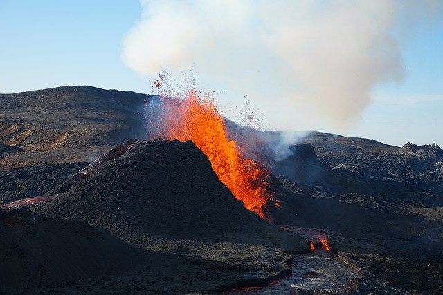 Fotografía de la colada de un volcán que expulsa lava