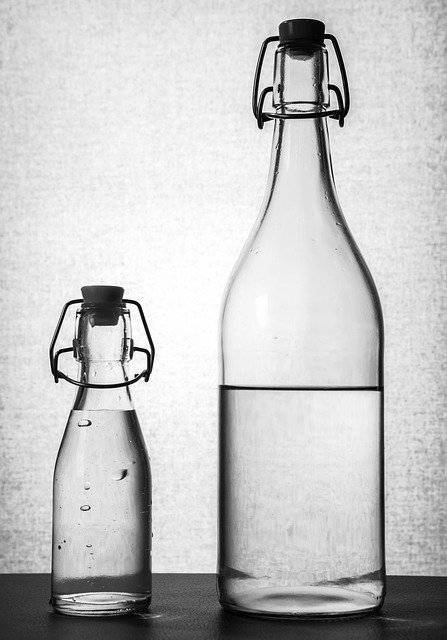 Fotografía de una pareja de botella de agua