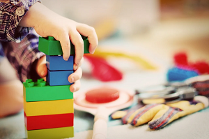 Niño construyendo con bloques de colores.