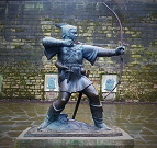Estatua de Robin Hood con arco y flecha