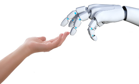Una mano humana extendida toca una mano robótica