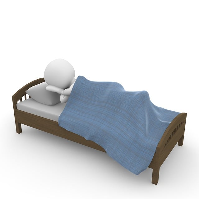 Persona durmiendo en una cama