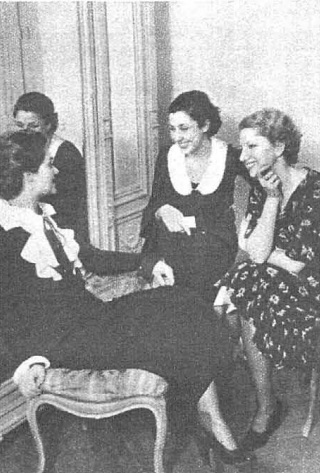 Luisa Carnés (reflejada en el espejo), Magda Donato y Josefina Carabias, mujeres periodistas de la República.