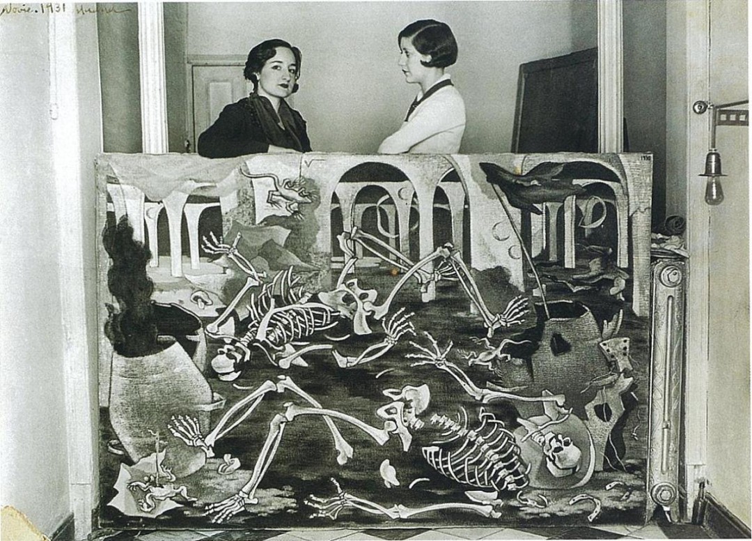 Maruja Mallo y Josefina Carabias junto al cuadro "Antro de fosiles", 1931