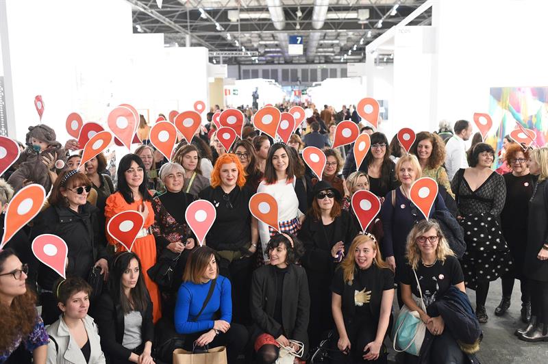 Foto de la acción "Estamos aquí", mujeres artistas españolas protestan ante la Feria de arte contemporáneo "Arco".