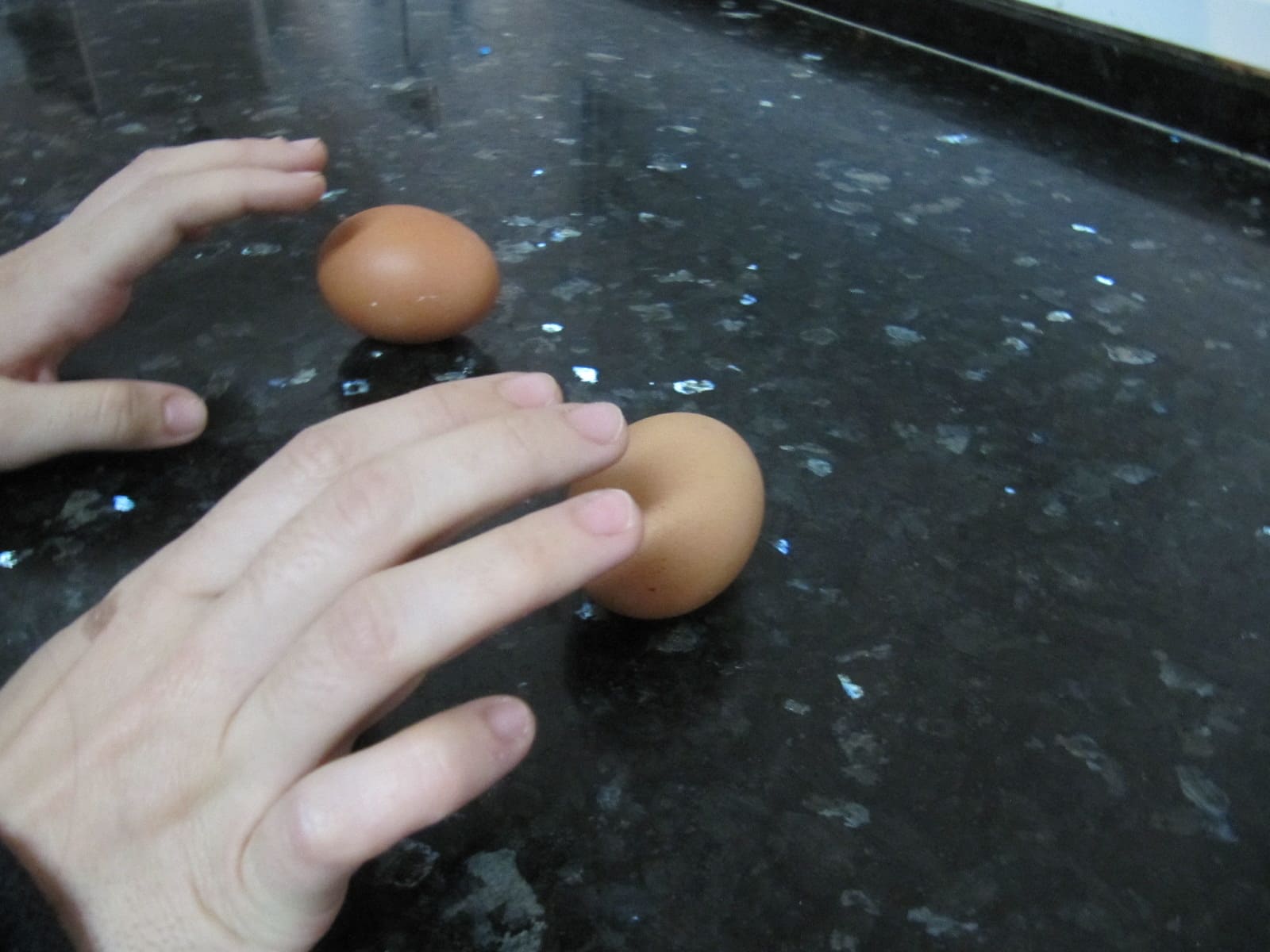 huevo crudo y huevo cocido
