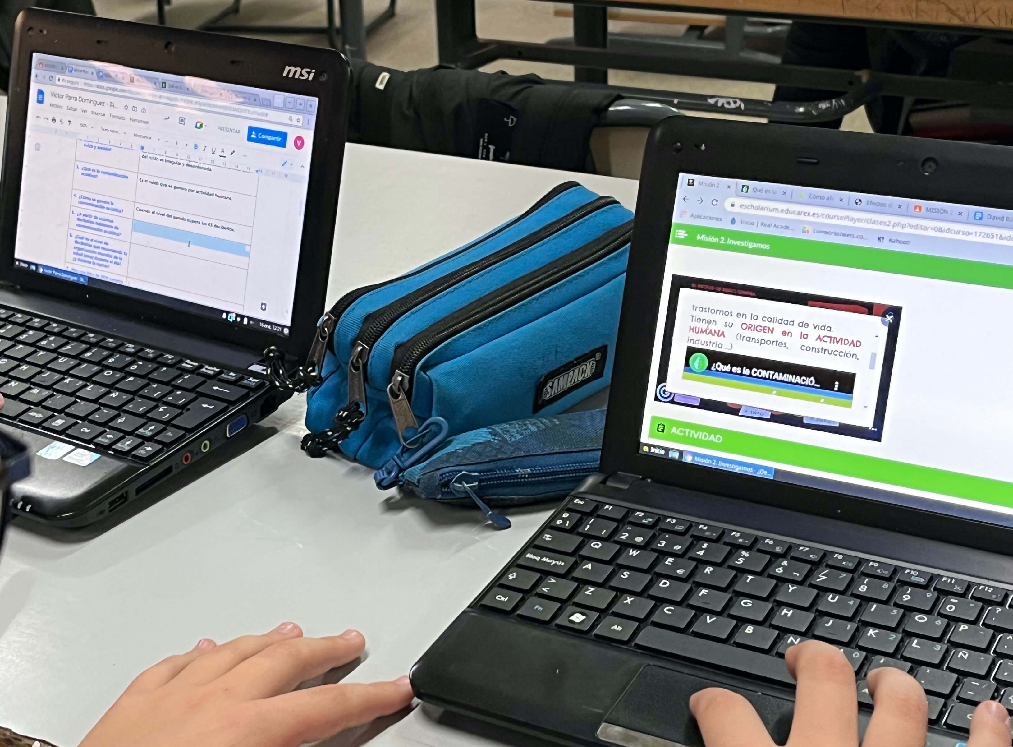 alumnos trabajando en el ordenador