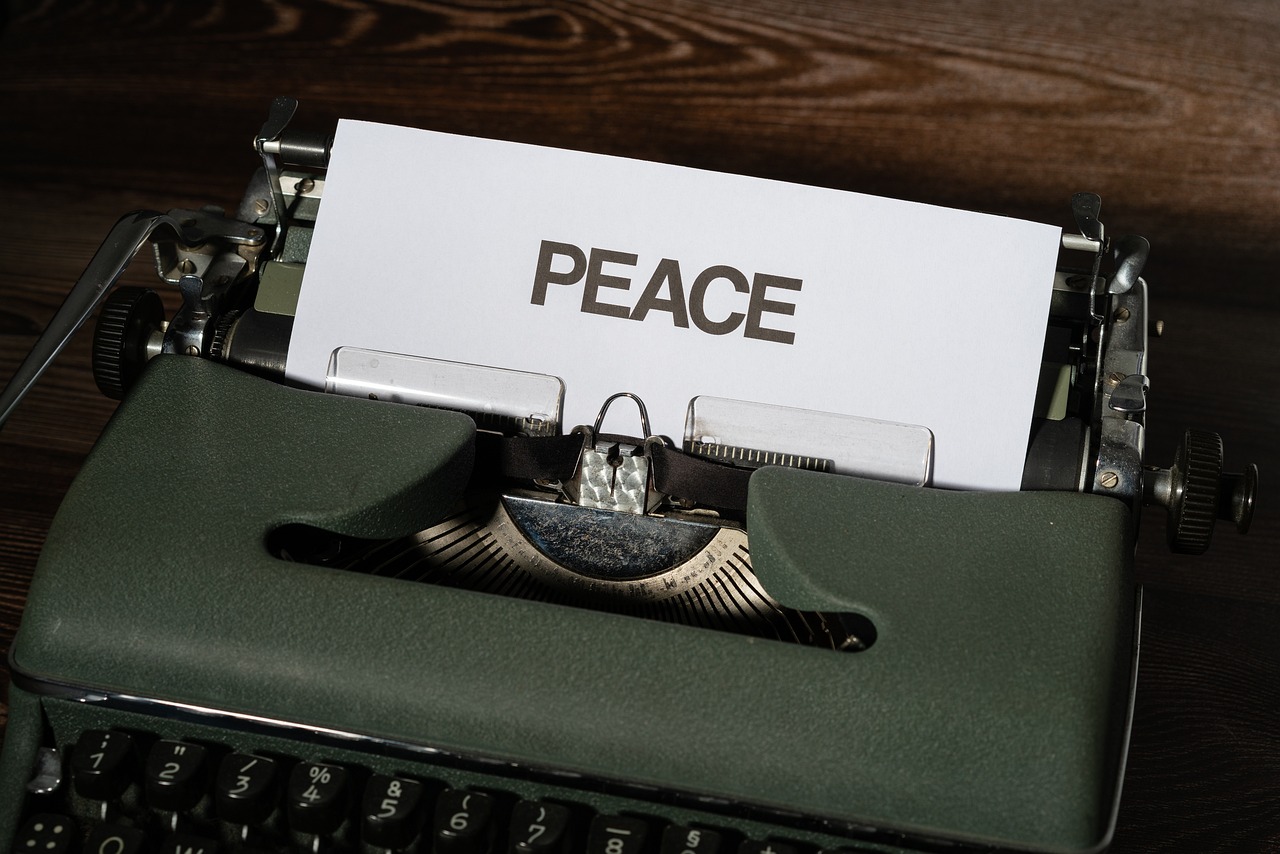 maquina de escribir con letrero de paz