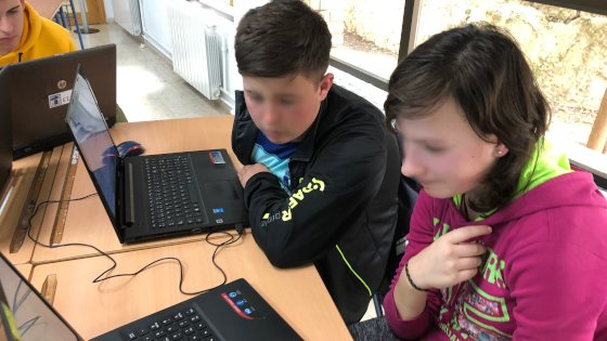 Alumnos trabajando con un ordenador