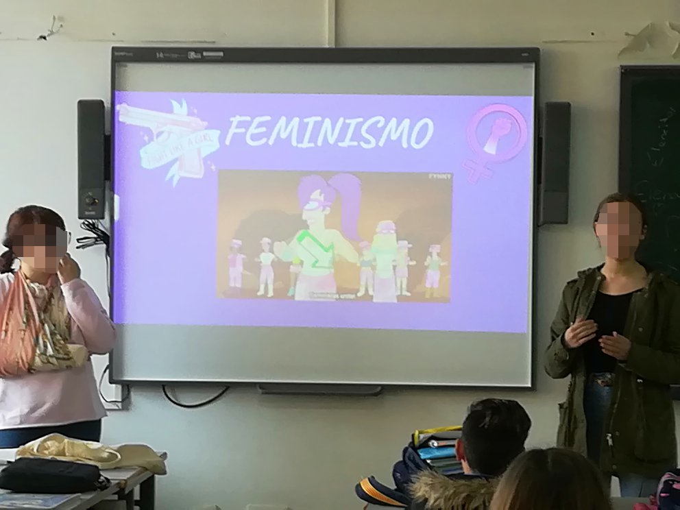 Alumnas explicando el feminismo