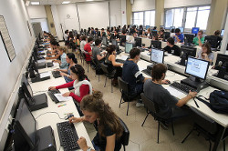 Aspecto de una sala ordenadores en la facultad de ciencias Universidad de Navarra