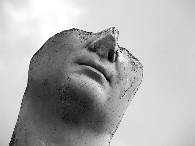 Una cara de estatua romana de la que solo queda la boca.