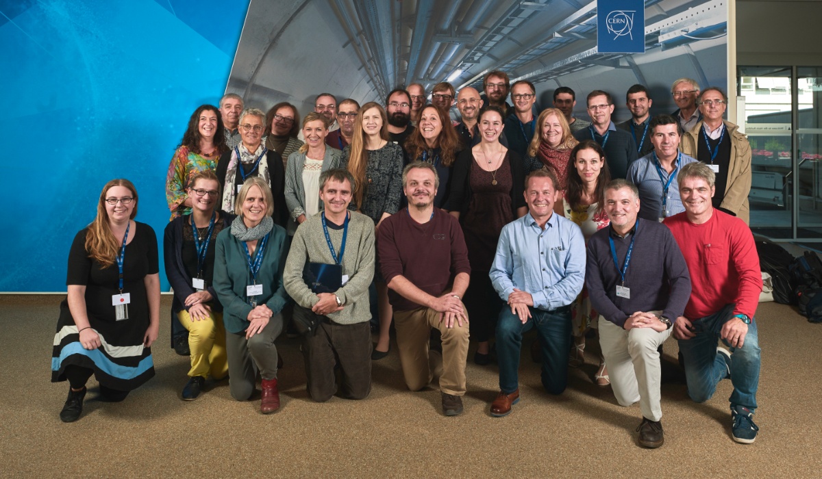 Grupo de científicos y científicas en el CERN