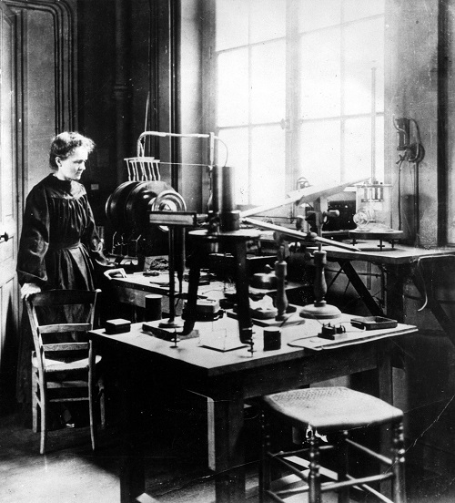 La científica Marie Curie en su laboratorio de París.