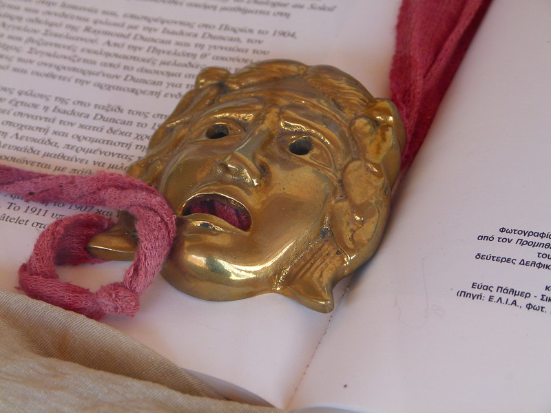 Mascara de teatro clásico sobre un libro