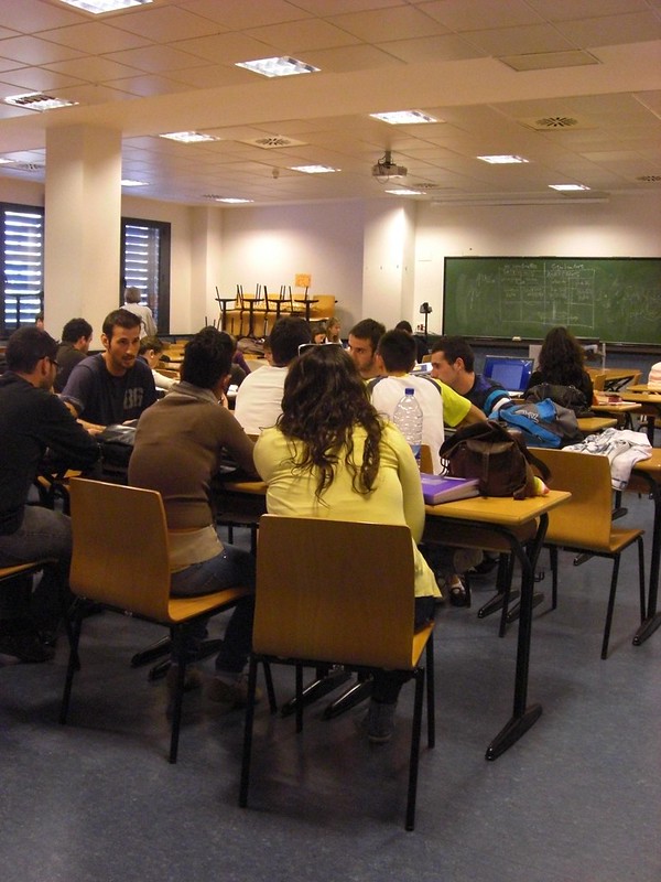 Alumnos trabajando en grupo en clase