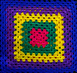 Cuadrado Granny realizado en varios colores.