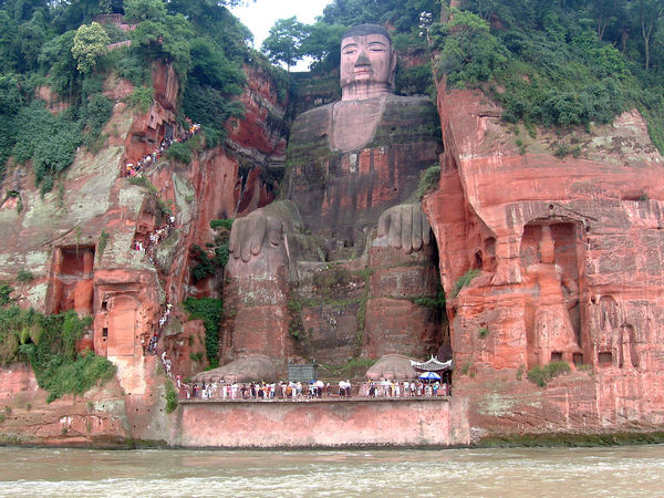 Fotografía de estatua de Buddha gigante en Leshan, Sichuan, China
