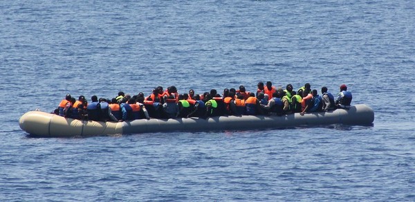 Migrantes en embarcación en medio del mar