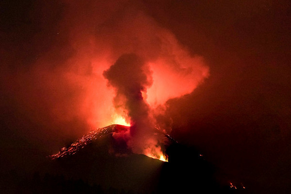 Volcán de La Palma en erupción