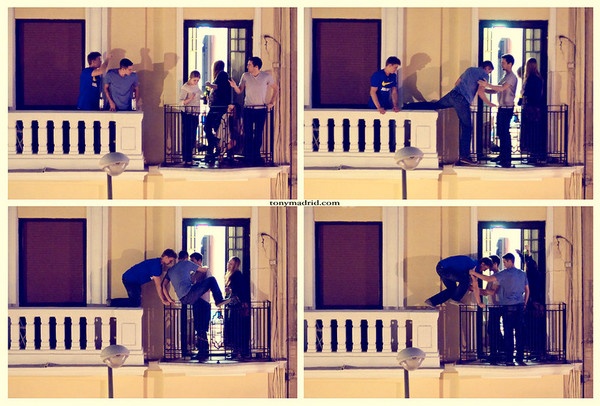 Fotografía de adolescentes saltando de un balcón a otro del edificio