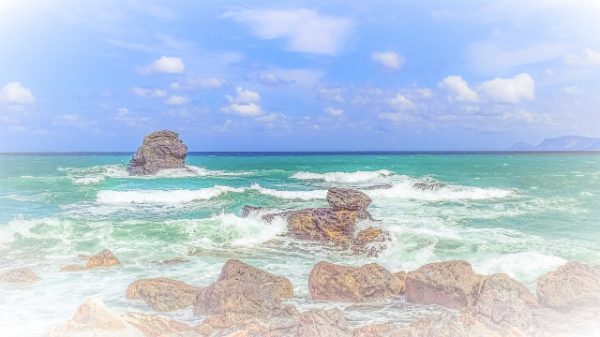 Costa rocosa griega con olas rompiendo