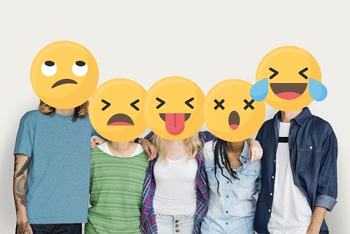 Personas expresando emociones con emoticonos
