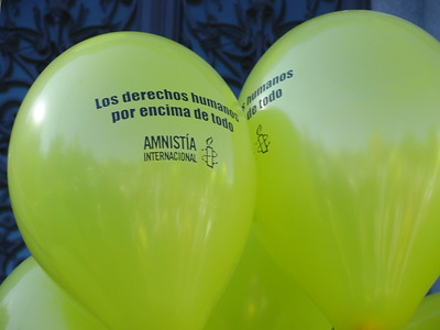 Globos con el lema de Amnistía Internacional: los derechos humanos por encima de todo