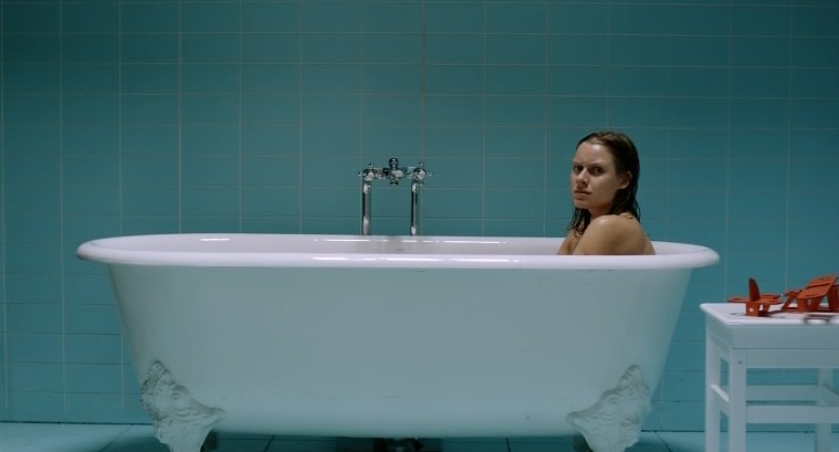 Fotograma de un cortometraje: una mujer que sufre violencia de género en una bañera.