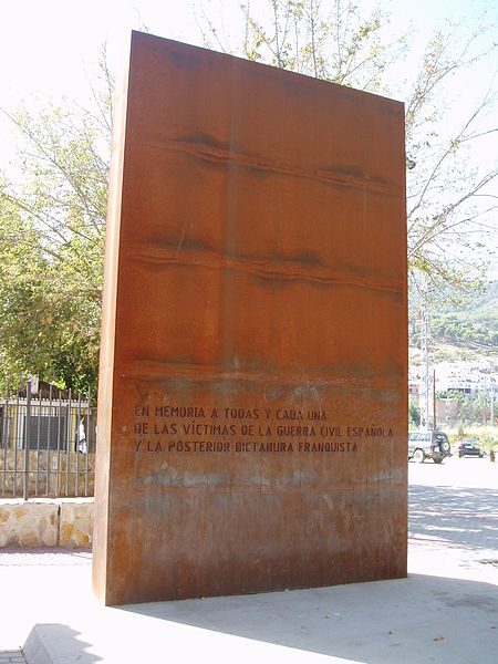 Placa y monumento conmemorativo de las víctimas de la Guerra Civil en España.